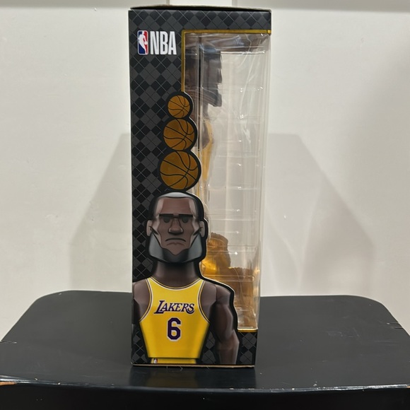 FUNKO - Gold Premium 12" Vinyl Figure - Lebron James - Picture 4 of 6